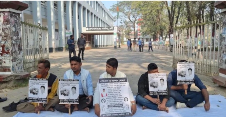 রিটার্নিং কর্মকর্তার কার্যালয়ের সামনে এমপি প্রার্থীর অ ন শ ন