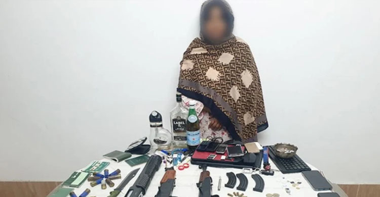 শরীয়তপুরে আগ্নেয়াস্ত্র-গু লি সহ ছাত্রদলের সাবেক নেত্রী আ ট ক