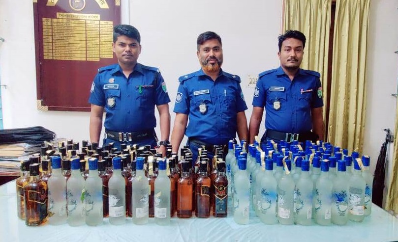 কোম্পানীগঞ্জে ১৬৮ বোতল ভারতীয় মদসহ পিকআপ আটক