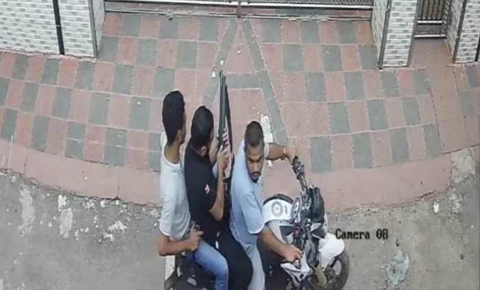 কাউন্সিলর আফতাবের অস্ত্রের মহড়া ঘটনায় তিনজনকে আটক