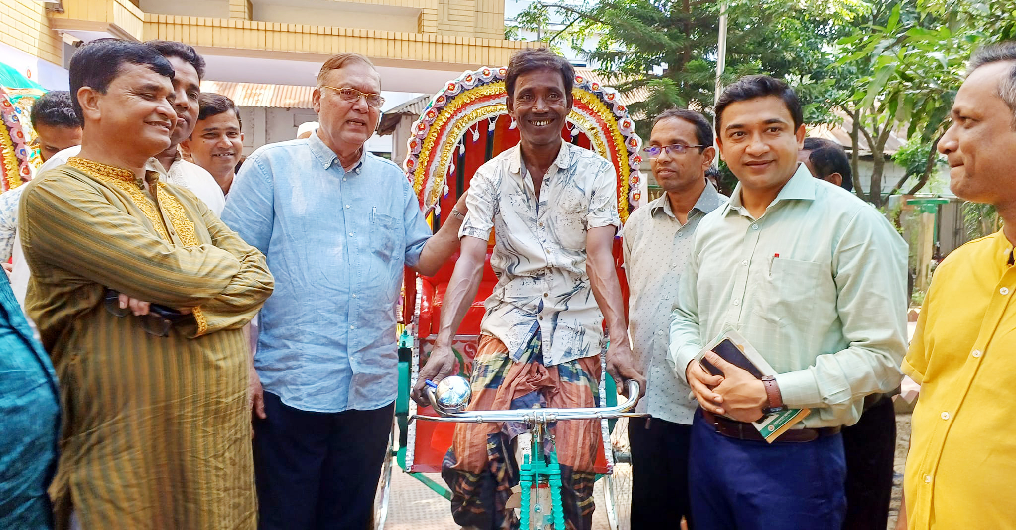 শ্রীমঙ্গলে দরিদ্রদের মাঝে রিকশা বিতরণ