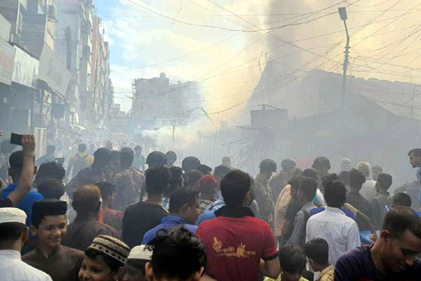 রাজধানীর মোহাম্মদপুর কৃষি মার্কেট পুড়ে ছাই