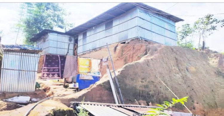 ধসের আতঙ্ক নিয়েই টিলার পাড়ে বসতি