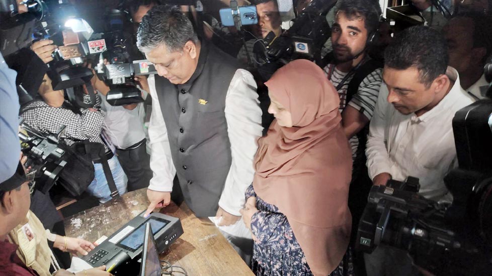 ভোট দিলেন আনোয়ারুজ্জামান
