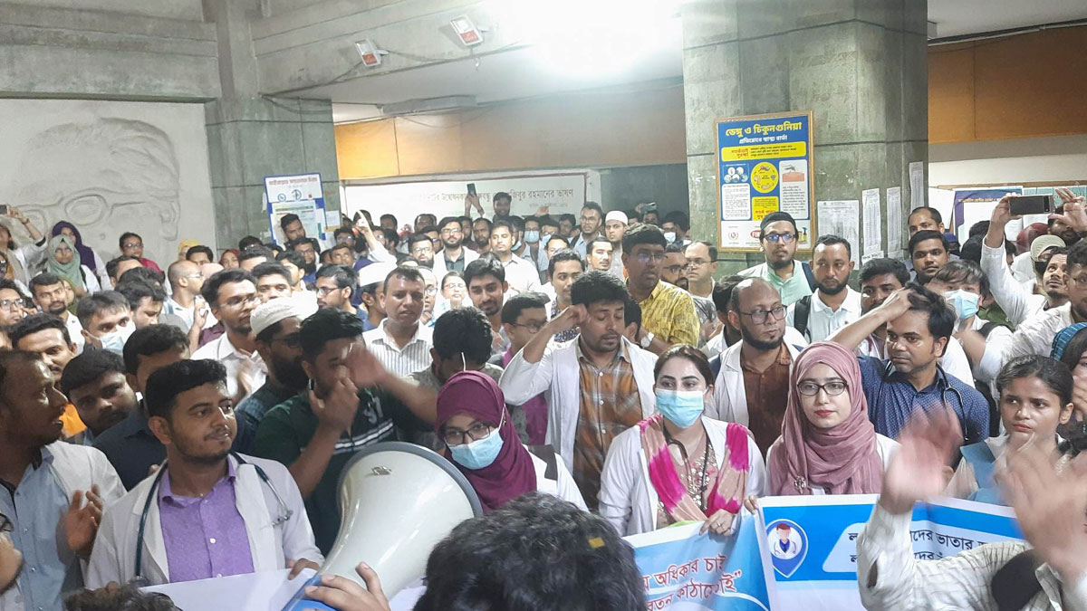 পোস্ট-গ্র্যাজুয়েট চিকিৎসকদের আন্দোলনে উত্তাল বিএসএমএমইউ