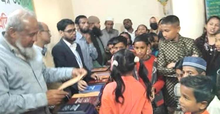 সলিউশন লার্নিং ইংলিশ জাউয়া বাজারে কিডস কুইজ প্রতিযোগিতার পুরস্কার বিতরণ