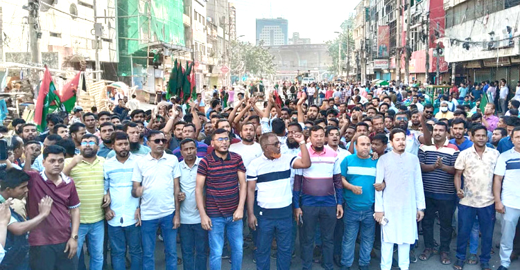 আ. লীগ কার্যালয়ের সামনে অবস্থান নিয়েছে বিএনপি নেতাকর্মীরা