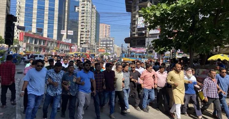 নয়াপল্টনে বিএনপি নেতা-কর্মীদের ঢ ল