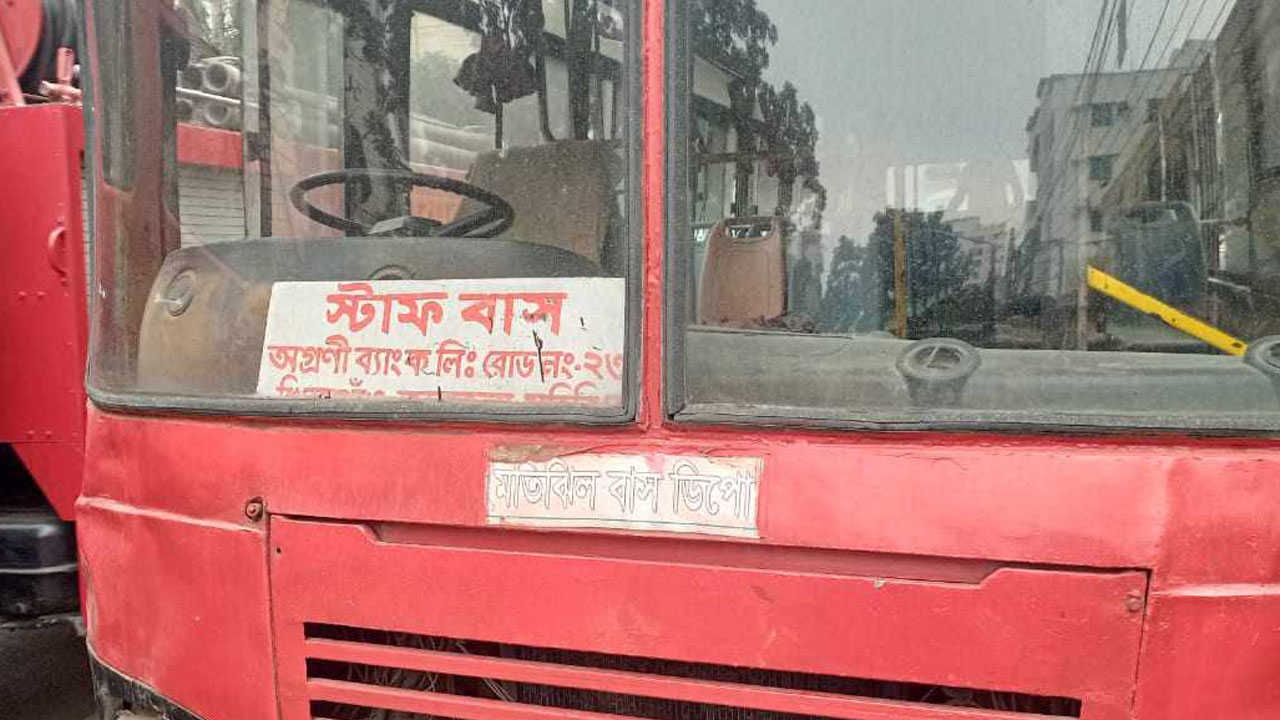ব্যাংকের স্টাফ বাসে আগুন দিল দুর্বৃত্তরা