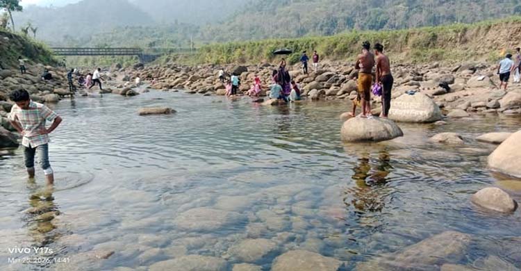 যান্ত্রিক কোলাহল মুক্ত স্বচ্ছ জল রাশি সবুজ অরণ্যের সাহচার্য পেতে উৎমাছড়া অন্যতম