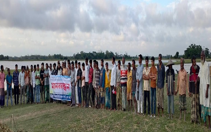 ক্ষ*তিপূরণ ও টেকসই বাঁধ নির্মাণের দাবিতে মান*ববন্ধন