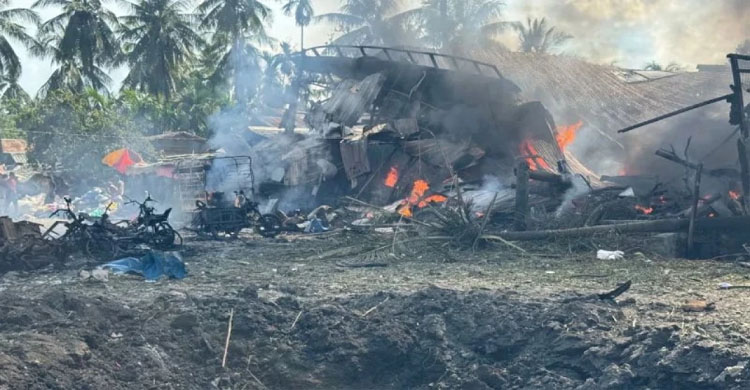 মিয়ানমারের রাখাইনে সামরিক বিমান হামলায় নিহত ৩৩