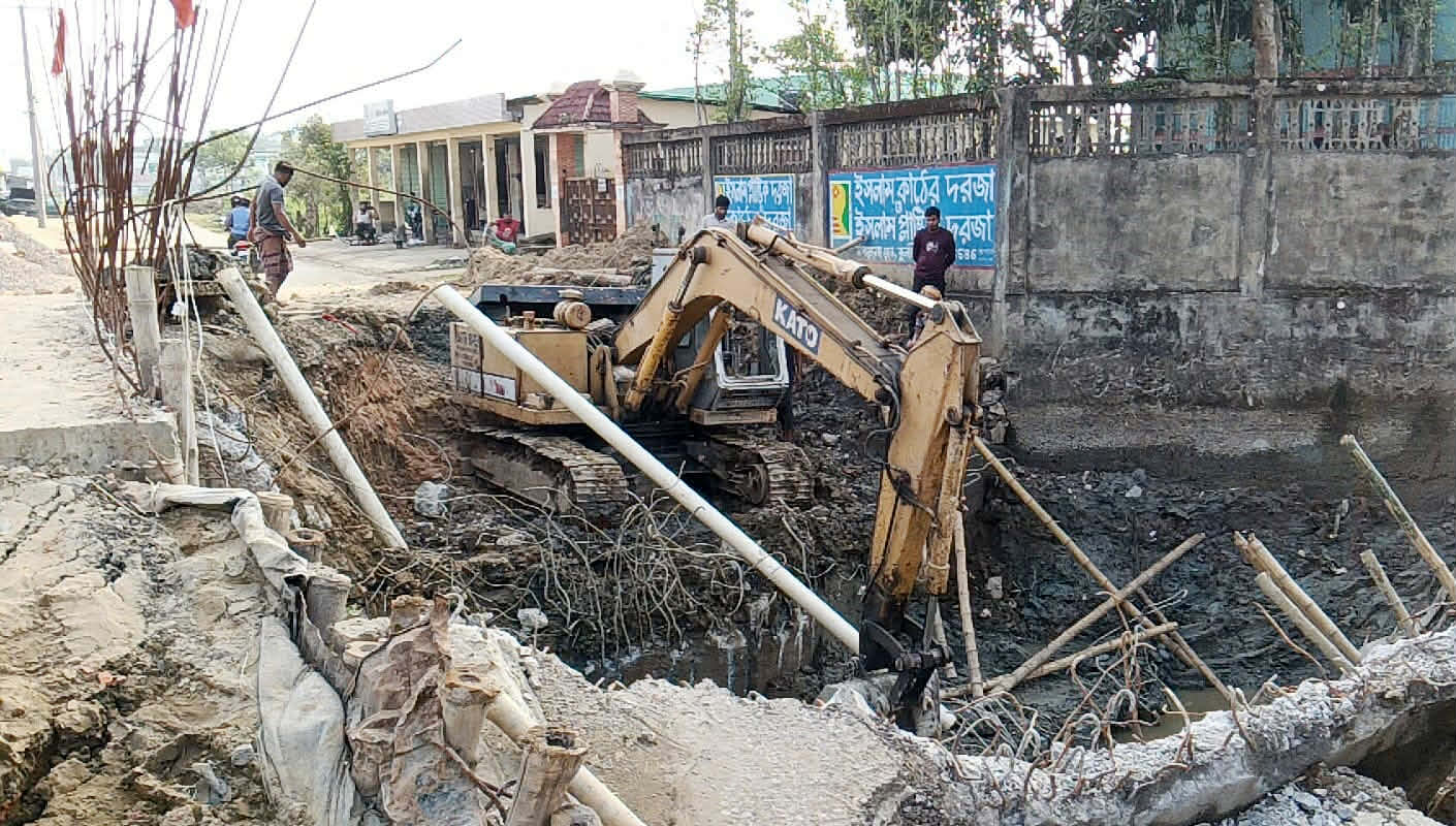 নির্মানাধীন ব্রিজের গাইডওয়াল ও মাটি ধসে যোগাযোগ ব্যবস্থা ব্যাহত