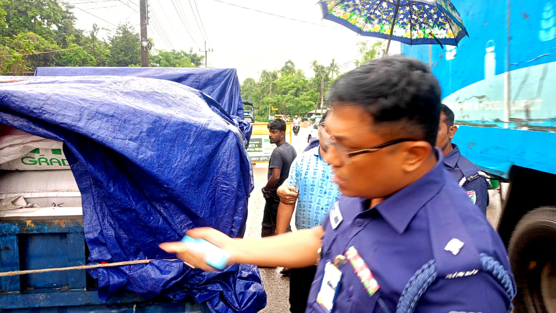 জৈন্তাপুরে ১০৫০ কেজি ভা'রতীয় চা-পাতাসহ আ'টক ১