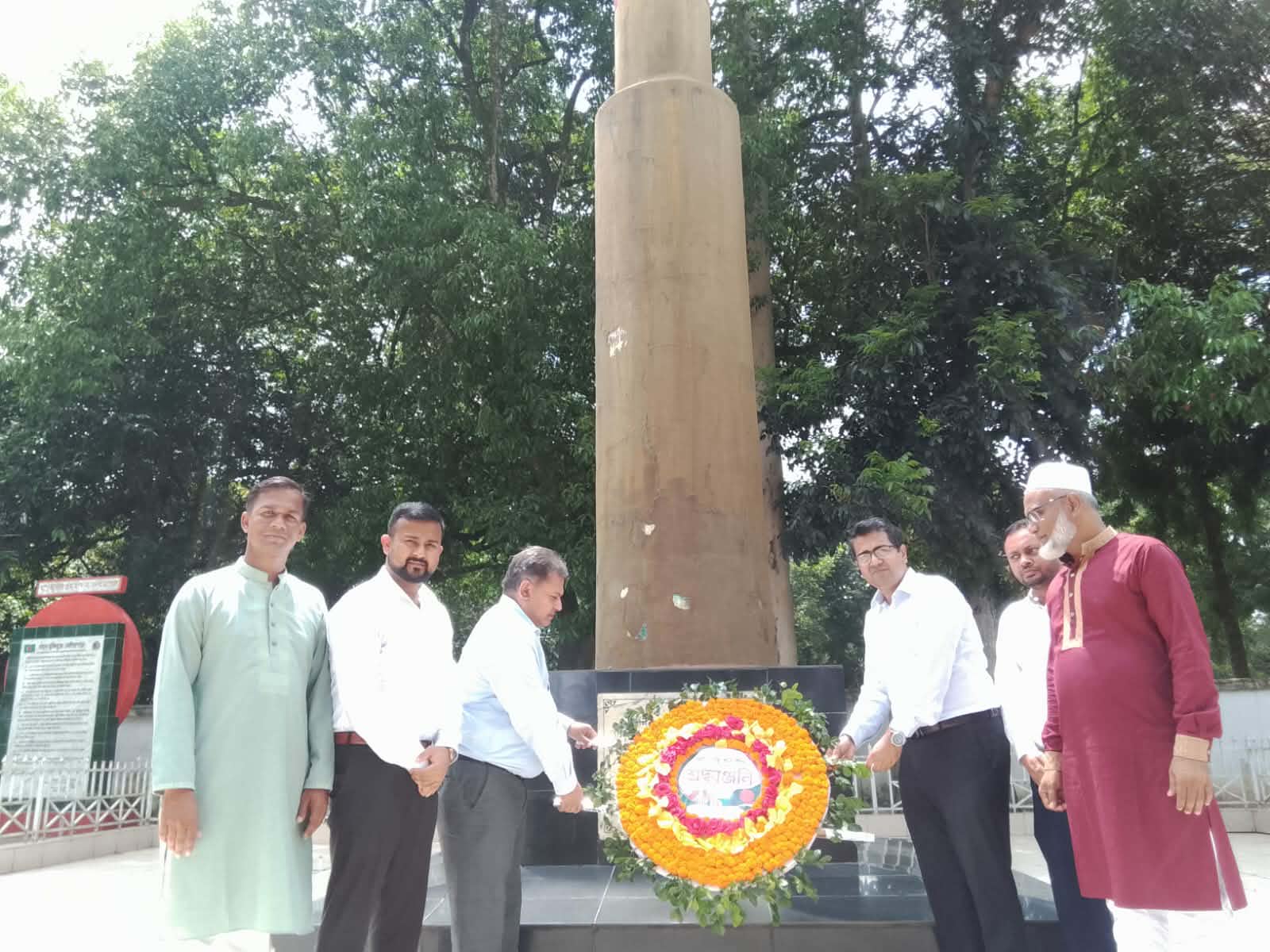 তেলিয়াপাড়ায়  মুক্তিযুদ্ধের স্মৃতিস্তম্ভ পরিদর্শনে সিলেট বিভাগীয় কমিশনার