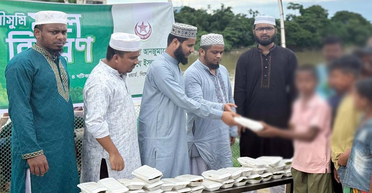 সিলেটে পথচারীদের মধ্যে মৌসুমি ফল বিতরণ
