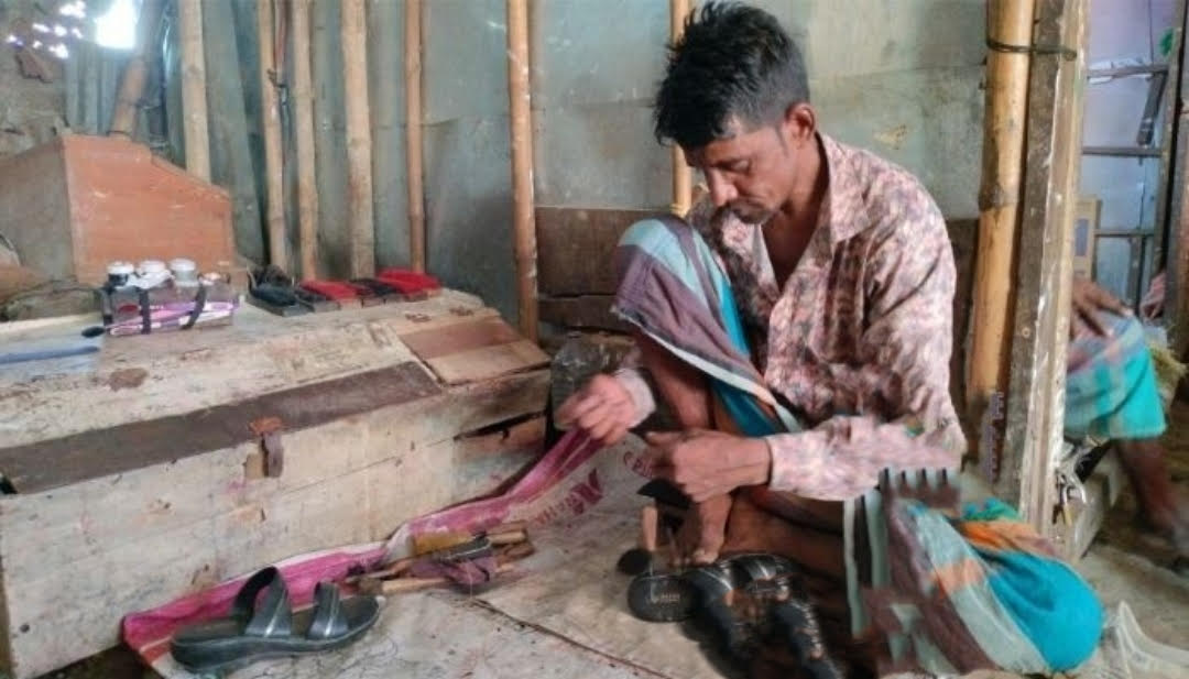 জুতা সেলাই করে আর সংসার চলে না মুচিদের
