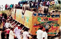 সিলেট-ঢাকা মহাসড়কে বাস খা*দে পড়ে নারী-শিশুসহ নি*হত ৪, আ*হত ১০
