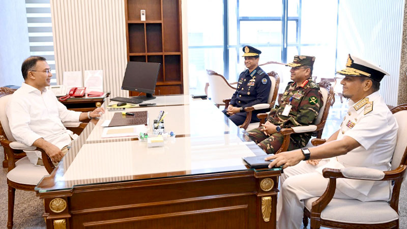তিন বাহিনীর প্রধানদের সঙ্গে প্রধানমন্ত্রীর বৈঠক