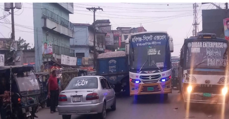 ওসমানীনগরে ফুটপাত দখল, অব্যবস্থাপনায় মহাসড়কে চরম ভো গা ন্তি