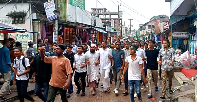 গোলাপগঞ্জে ৭ শহীদ স্মরণে দোয়া ও গ*ণ মি ছি ল অনুষ্ঠিত