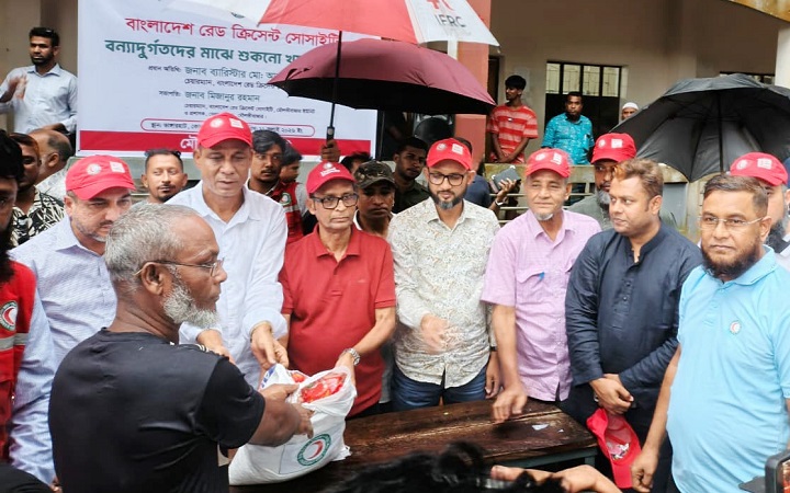 মৌলভীবাজারে  ব*ন্যাদুর্গ*ত পরিবারের পাশে রেড ক্রিসেন্ট
