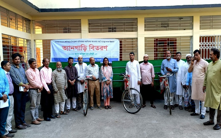 জৈন্তাপুরের  বর্জ্য ব্যবস্থাপনার ভ্যান ও অগ্নিনির্বাপক সরঞ্জাম বিতরণ