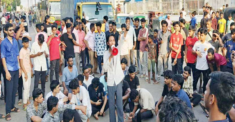 শিক্ষা উপদেষ্টার প দ ত্যা গ দাবিতে সিলেটে শিক্ষার্থীদের সড়ক অ ব রো ধ