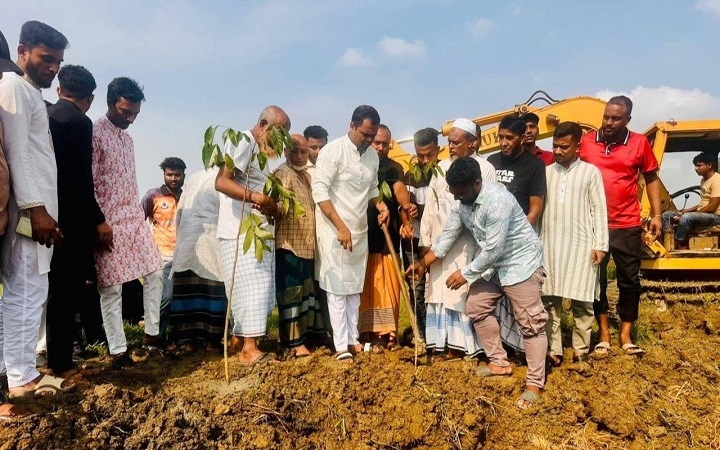 বিশ্বনাথে আবরার ইলিয়াস অর্ণবের বৃক্ষরোপণ কর্মসূচি