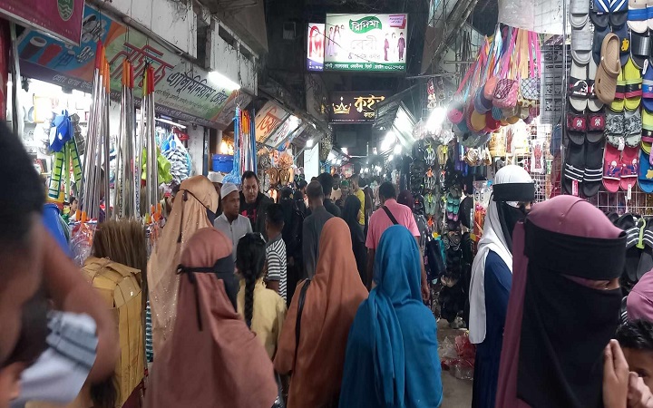 ওসমানীনগরে হাট-বাজারে ক্রেতাদের  ভিড়