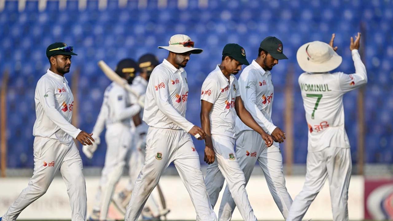 তিন জনে মিলে অবিশ্বাস্য ক্যাচ মিস 