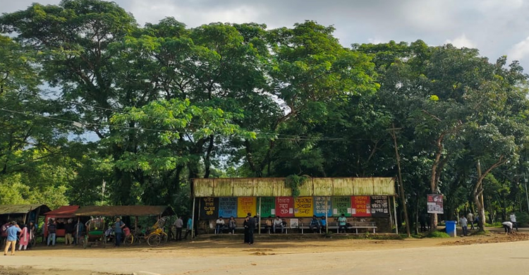 যাত্রী ছাউনি না থাকায় শাবি শিক্ষার্থীদের দু*র্ভোগ