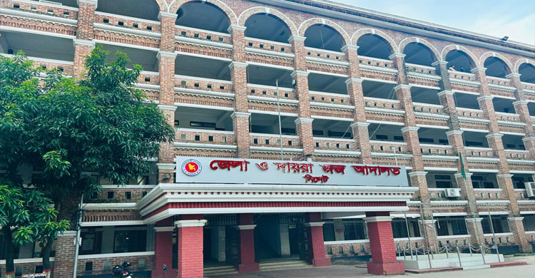 স্বামী খালাস পাওয়ায় আদালত চত্বরে স্ত্রীর হা ম লা