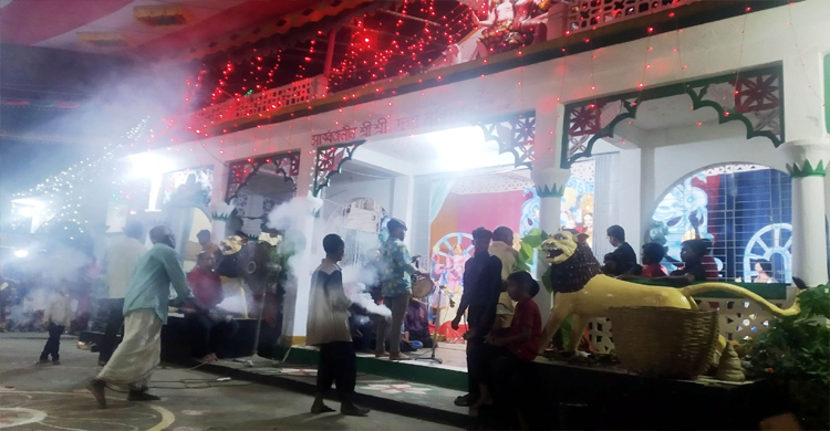 মৌলভীবাজারে পূজামণ্ডপ গুলোতে উপচেপড়া ভিড়