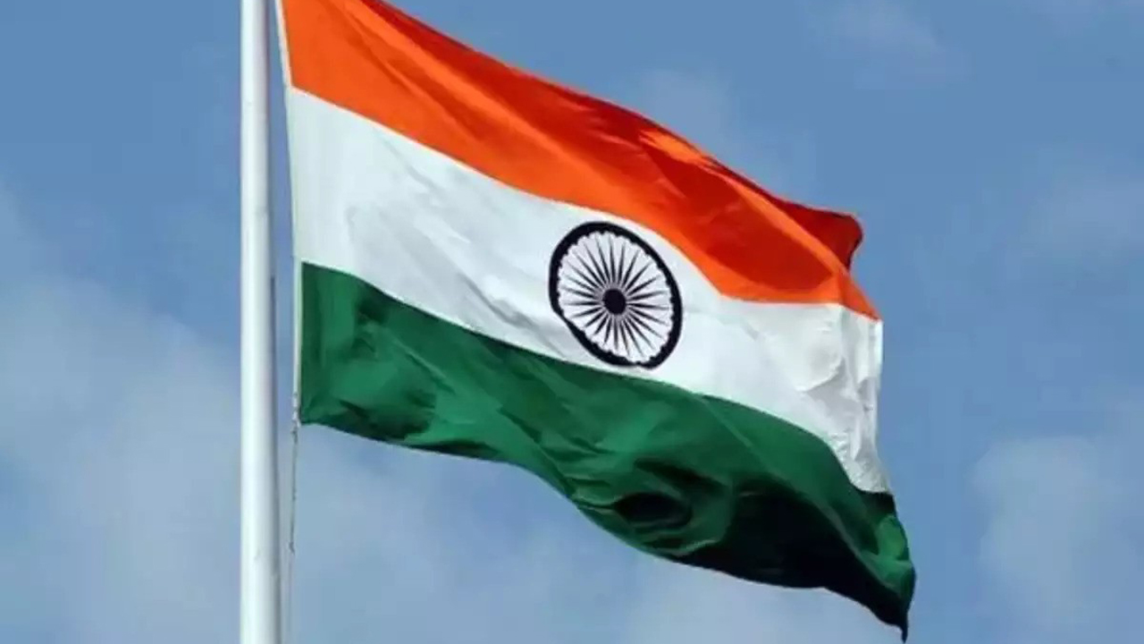 ভারতীয় পতাকা &lsquo;প্রণাম করে&rsquo; চিকিৎসা নিতে হবে বাংলাদেশিদের!
