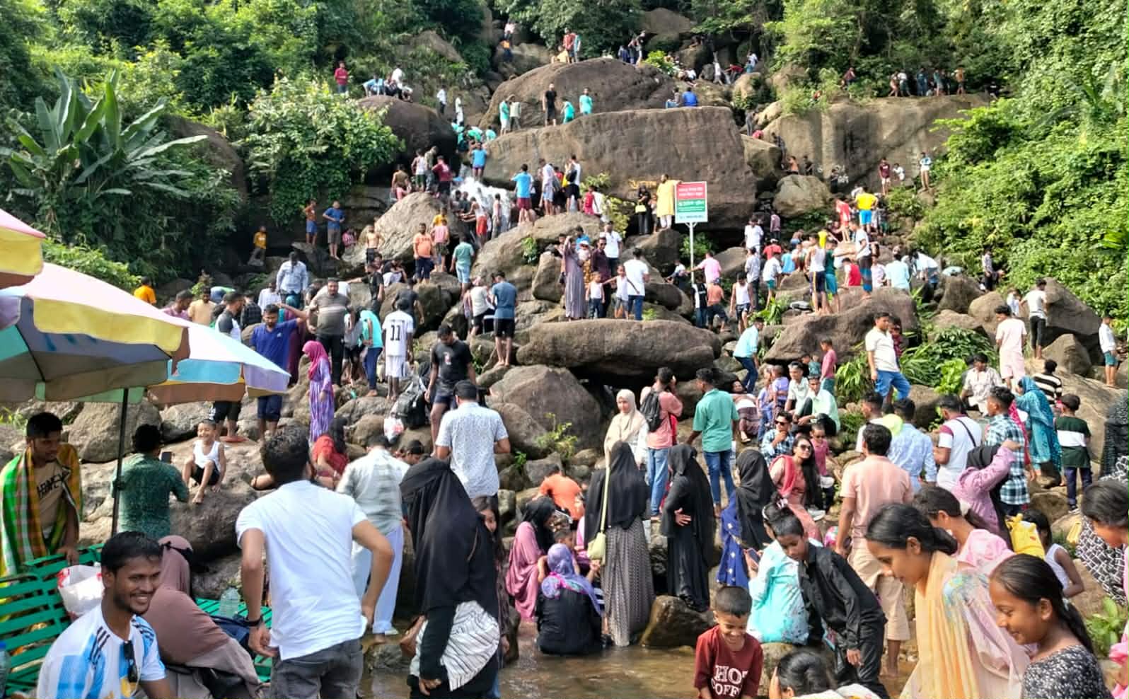 পর্যটকে মুখর জাফলং, বিছানাকান্দি ও রাতারগুল
