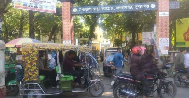 জগন্নাথপুর হাসপাতালের গেটে সবজি ব্যবসায়ী ও অটোরিকশার ভিড়