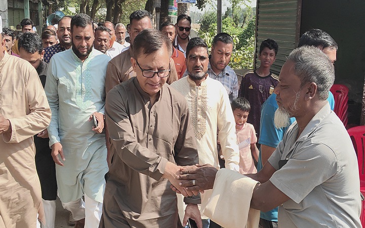 গণতন্ত্র পুনরুদ্ধারের বার্তা নিয়ে সদরজুড়ে প্রচারণা চালালেন খন্দকার মুক্তাদির