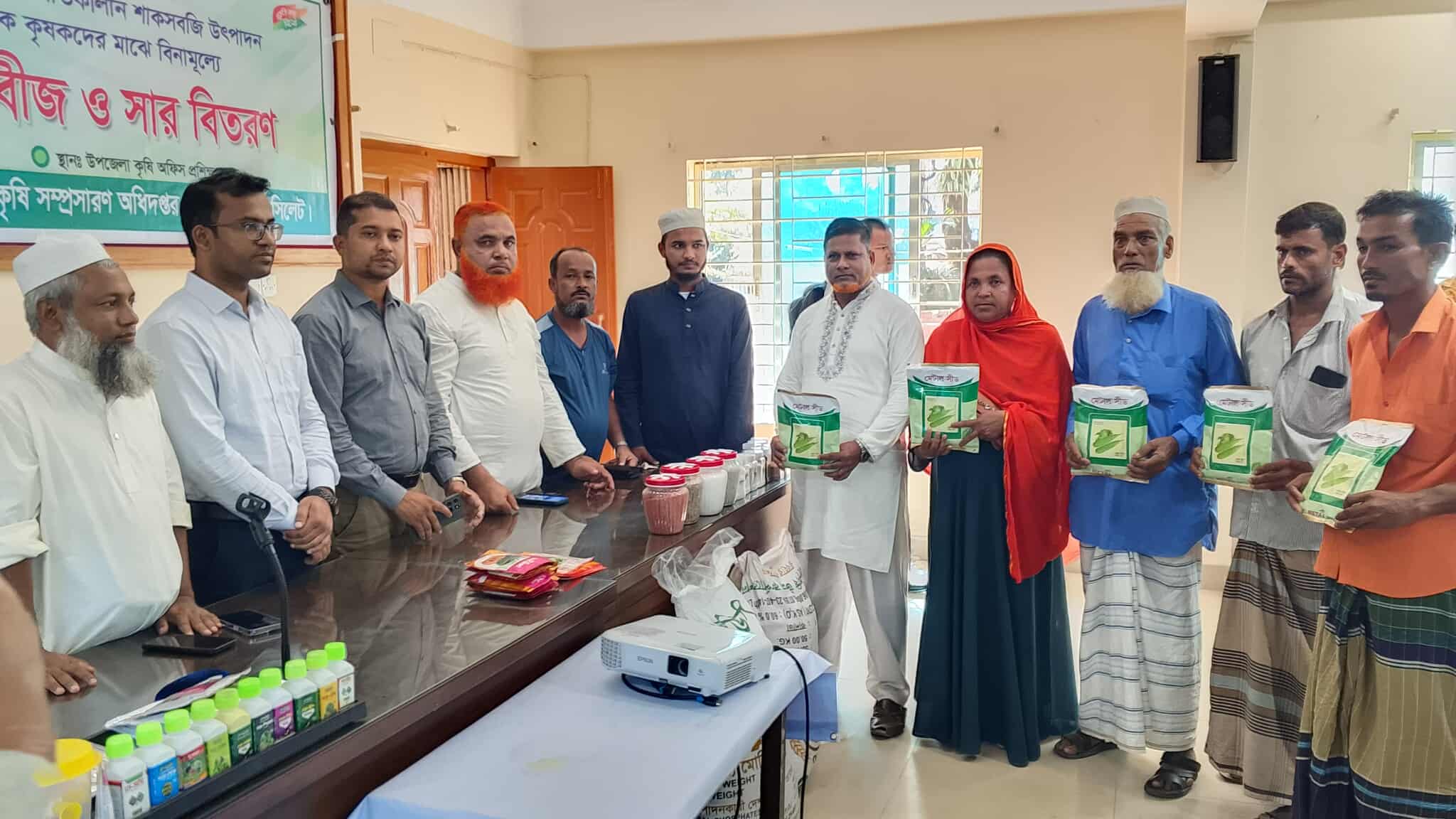 গোয়াইনঘাটে ক্ষুদ্র ও প্রান্তিক কৃষকদের মাঝে বিনামূল্যে সার ও বীজ বিতরণ