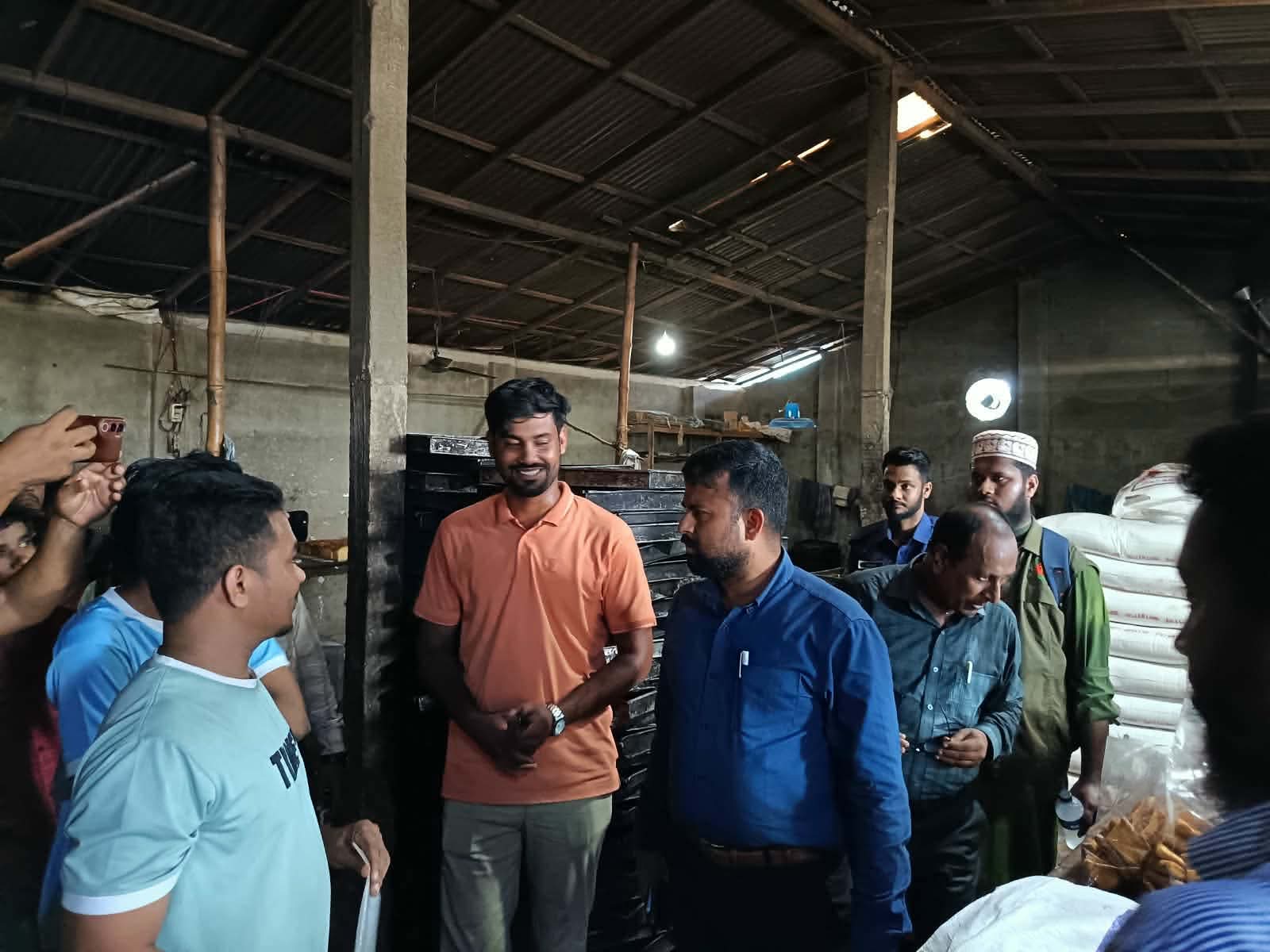 অ/পরিষ্কার পরিবেশে খাদ্য তৈরি, মেশানো হচ্ছিল ক্ষ/তিকর কেমিক্যাল