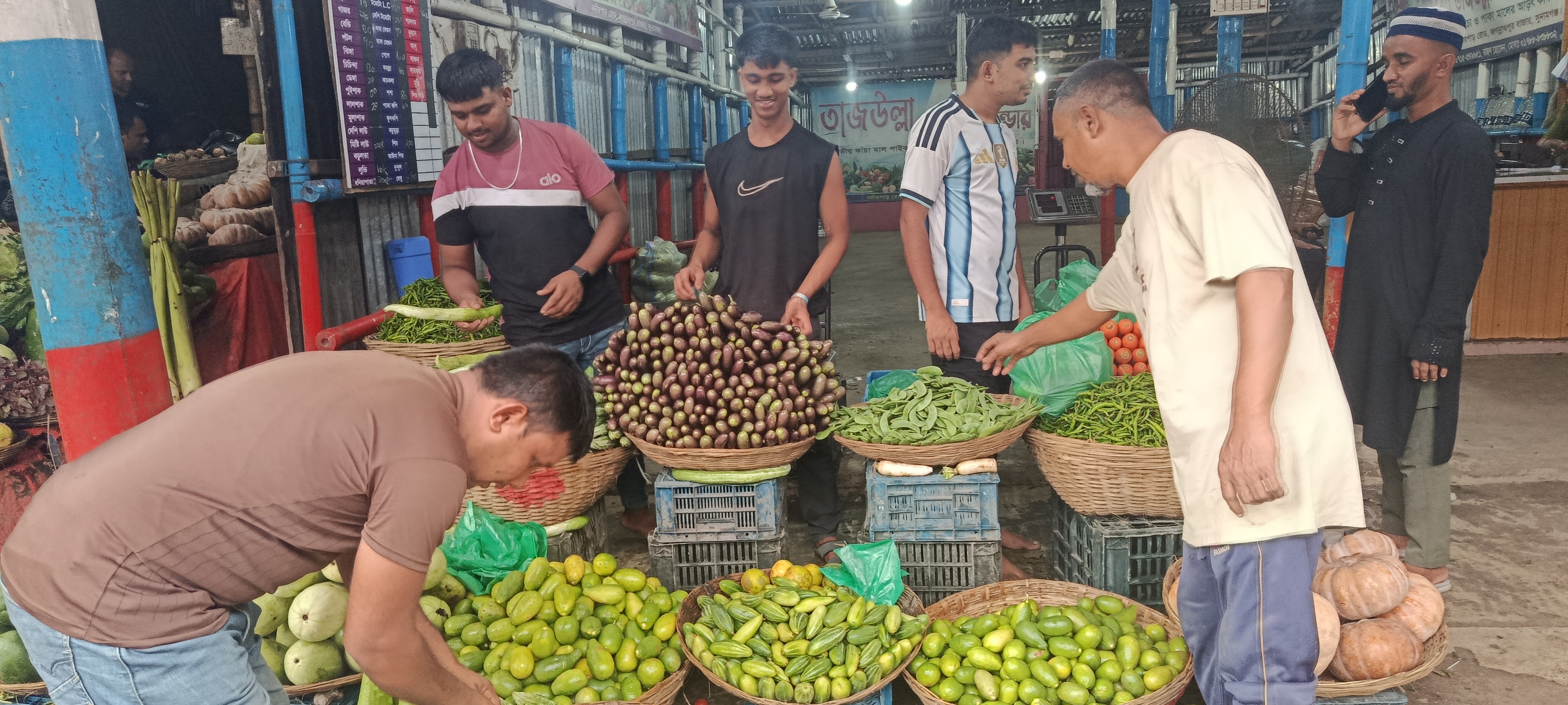 নিত্যপণ্যের অতিরিক্ত দাম, বিপাকে নিম্ন আয়ের মানুষ