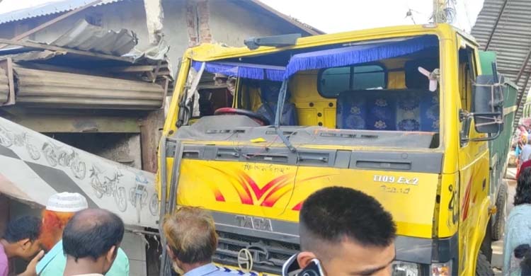 অটোরিকশাকে চাপা দিয়ে শোরুমে ঢুকল ট্রাক, নিহত ২