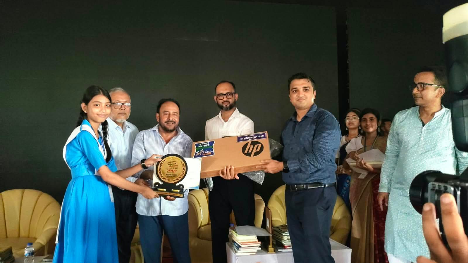 শ্রীমঙ্গলে বইপড়ে ল্যাপটপ জিতল ৮ শিক্ষার্থী