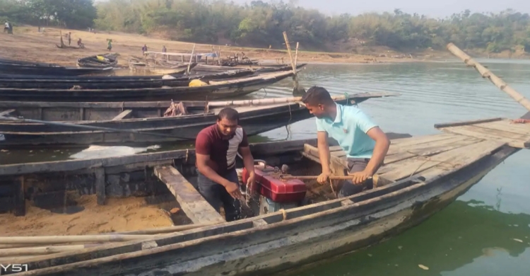 লালাখালে মোবাইল কোর্ট: অবৈধ বালু উত্তোলনের ১০ নৌকা ধ্বংস, জরিমানা