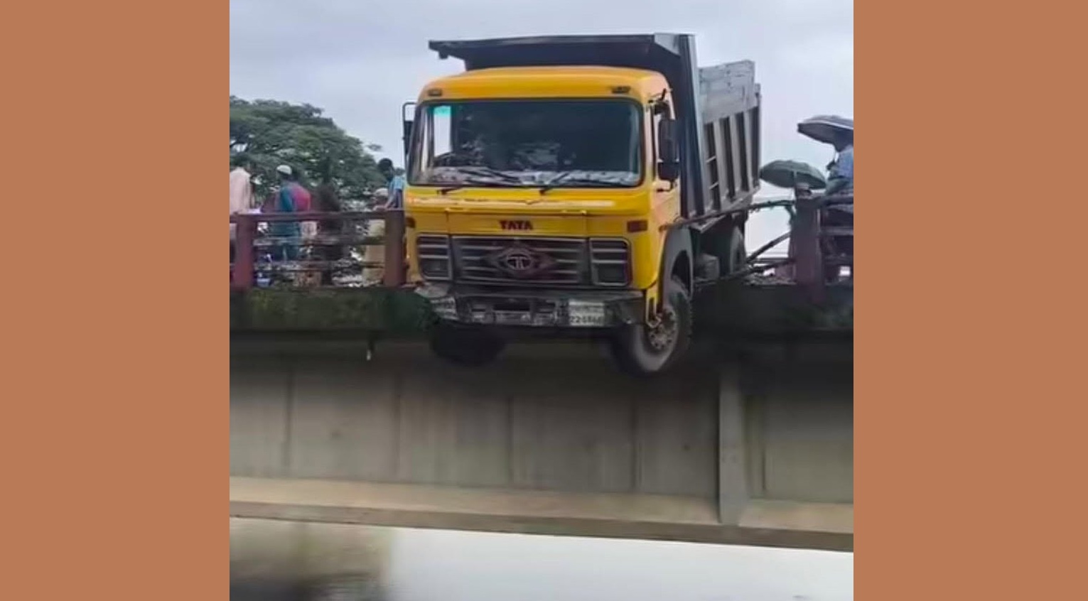 ছাতকে সেতুর রেলিং ভে'ঙে ঝুলে পড়ল ট্রাক