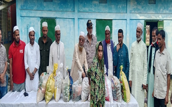 গোয়াইনঘাটে  ব্যবসায়ী দবীর আলীর পক্ষ থেকে খাদ্য সামগ্রী বিতরণ