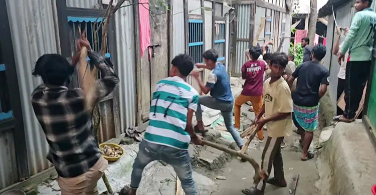 মানববন্ধনের পর হত্যা মামলার আসামিদের বাড়িঘরে হামলা-ভাঙচুর