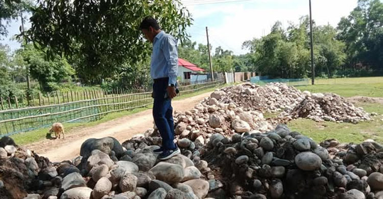 গোয়াইনঘাটে আড়াই হাজার ঘনফুট সাদা পাথর জ*ব্দ