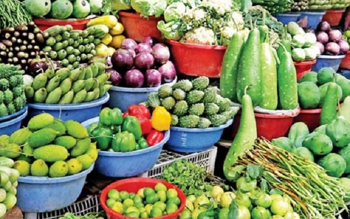 বাজারে শীতকালীন সবজি তবু নাগালের বাইরে দাম  - বি*পাকে নিম্নআয়ের মানুষ