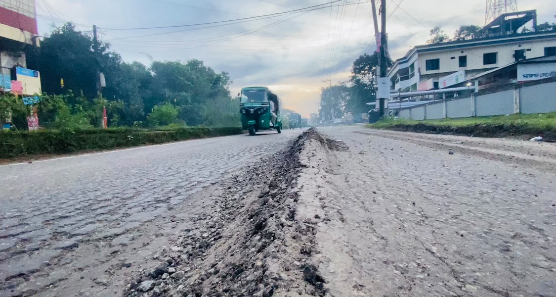গোলাপগঞ্জে অস্বাভাবিক উঁচু সড়কে দু'র্ঘটনার ঝুঁ'কি